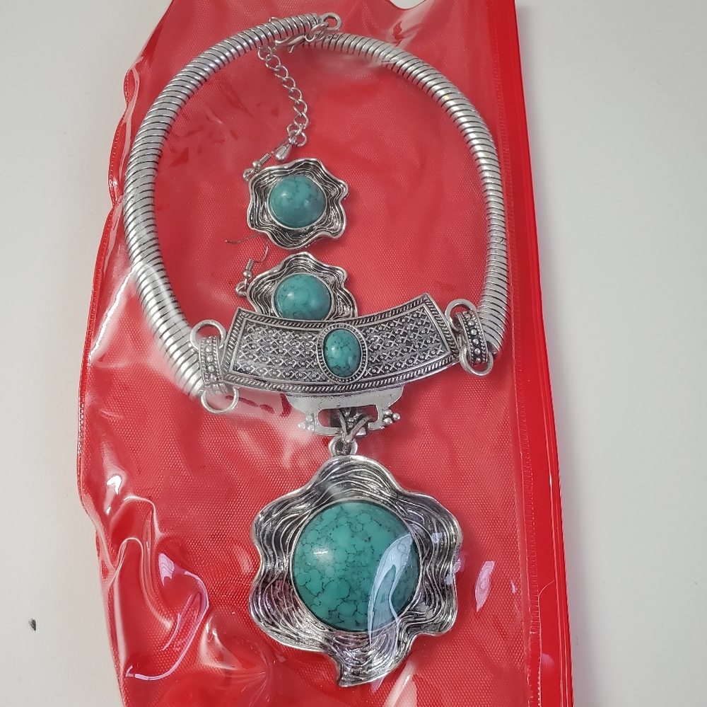Cleopatra Turquoise Blossom Necklace with Earrings - Picture 8 of 9
